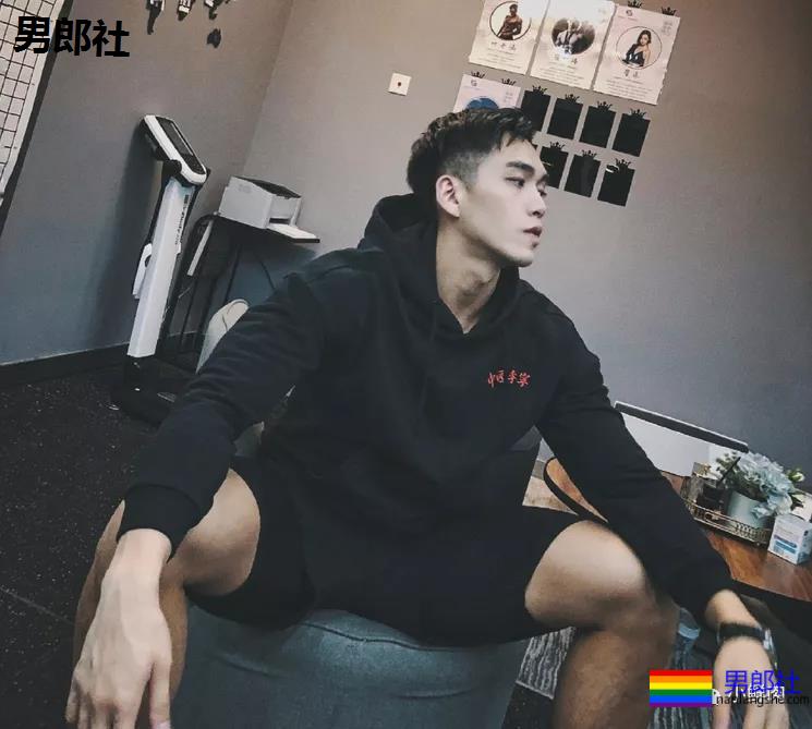 张天爱的肌肉私教又火了！早年拍的内裤秀依然很抢手！ - 51虹马