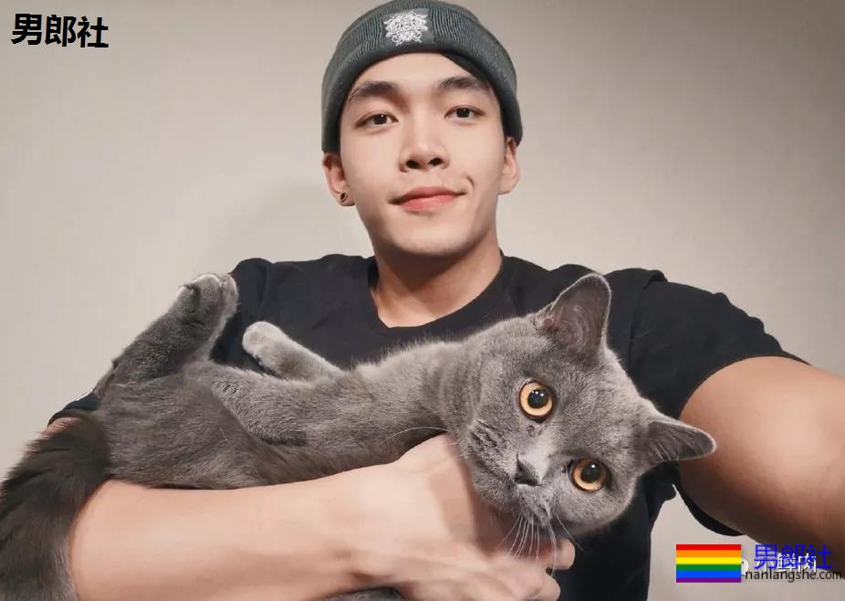 张天爱的肌肉私教又火了！早年拍的内裤秀依然很抢手！ - 51虹马