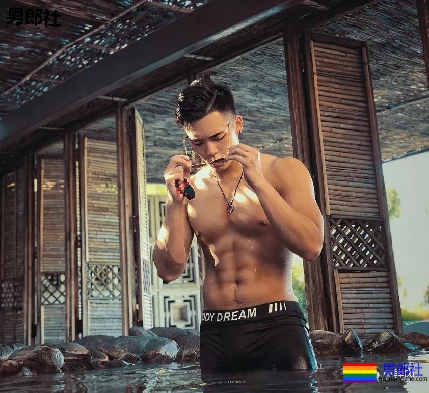 张天爱的肌肉私教又火了！早年拍的内裤秀依然很抢手！ - 51虹马