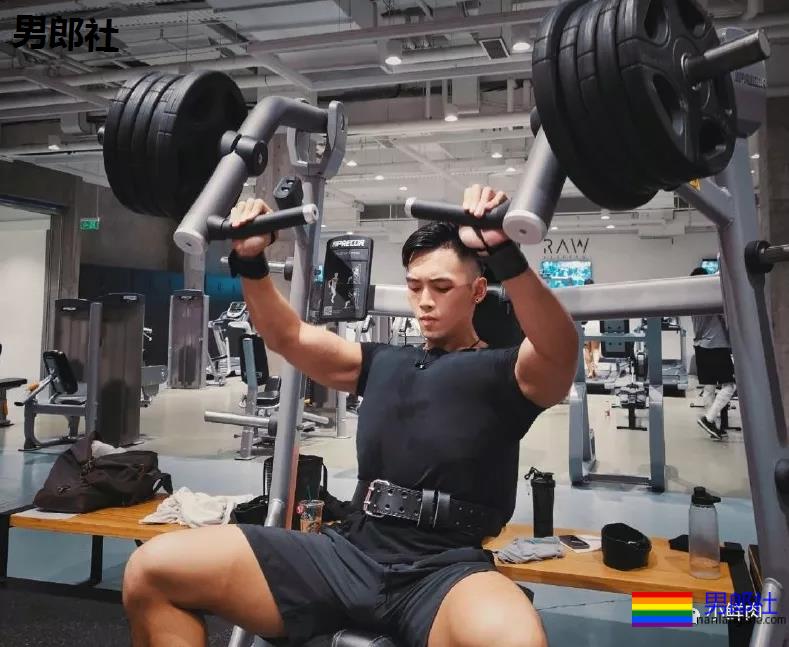 张天爱的肌肉私教又火了！早年拍的内裤秀依然很抢手！ - 51虹马