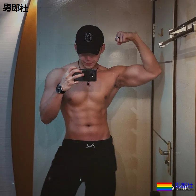 张天爱的肌肉私教又火了！早年拍的内裤秀依然很抢手！ - 51虹马