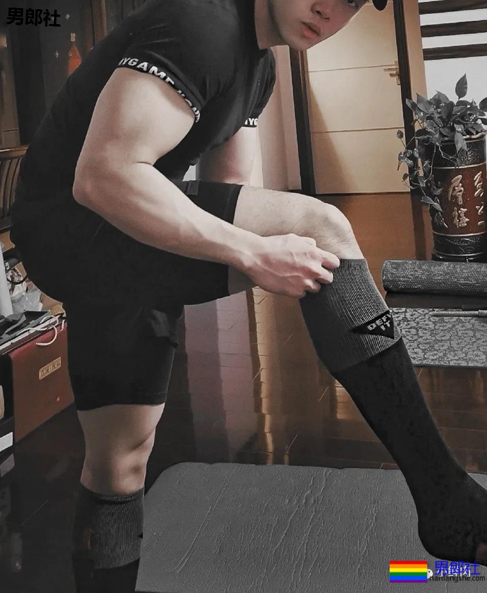 张天爱的肌肉私教又火了！早年拍的内裤秀依然很抢手！ - 51虹马