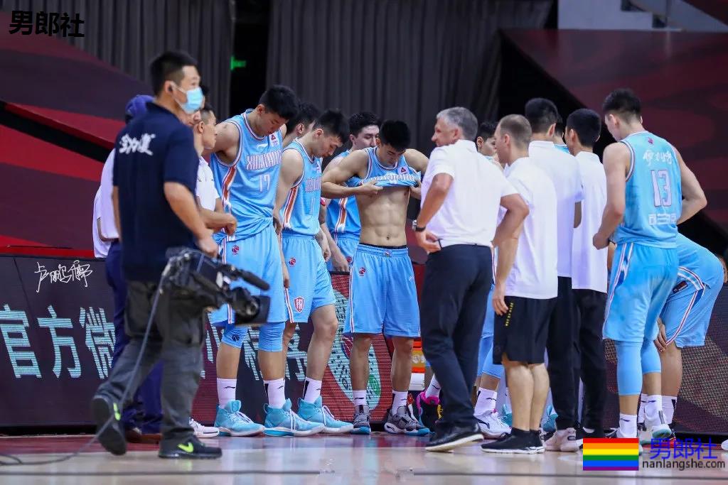 高梁鼻篮球体育生掀衣露腹肌，197长腿腹肌小老公，网友都沦陷了！-51虹马