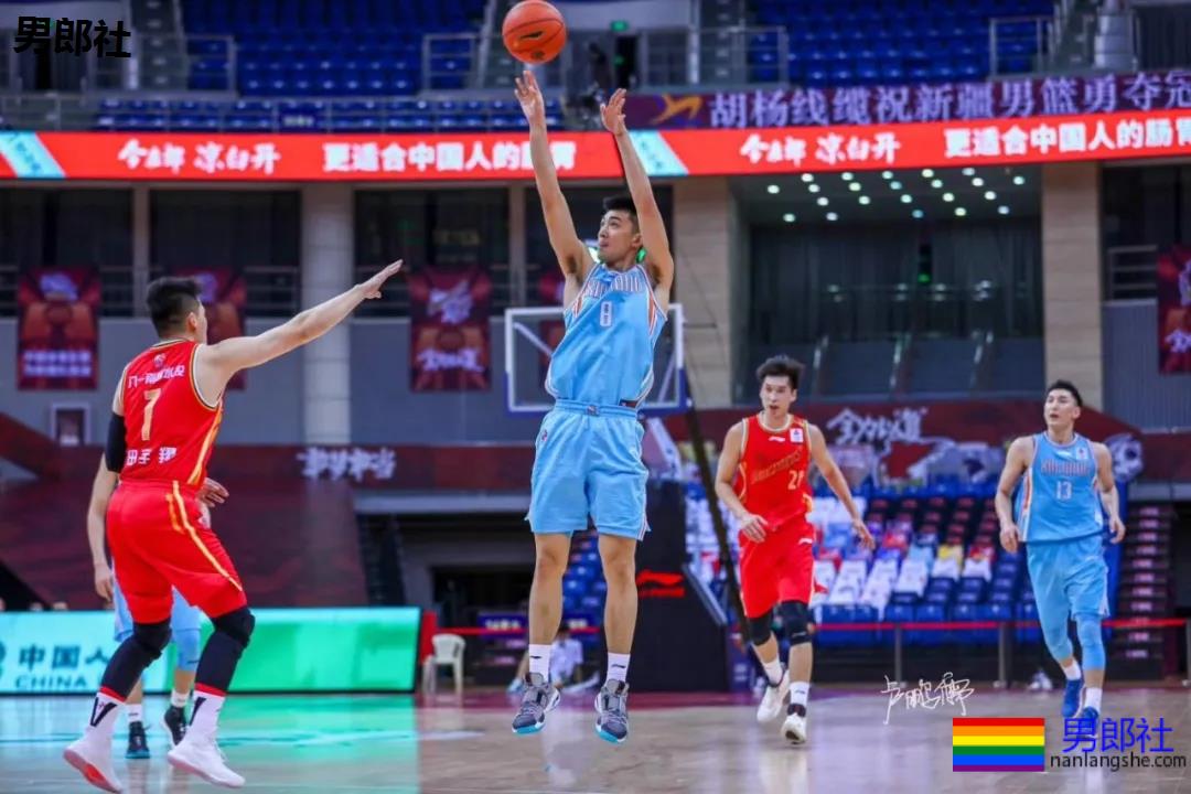 高梁鼻篮球体育生掀衣露腹肌，197长腿腹肌小老公，网友都沦陷了！ - 51虹马