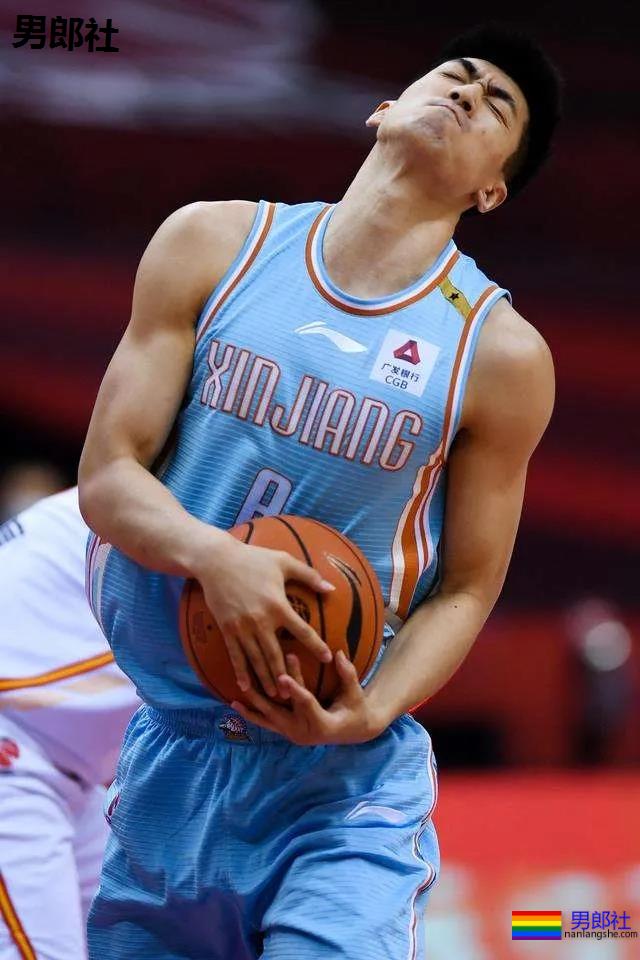 高梁鼻篮球体育生掀衣露腹肌，197长腿腹肌小老公，网友都沦陷了！ - 51虹马