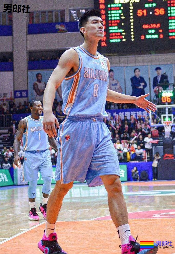 高梁鼻篮球体育生掀衣露腹肌，197长腿腹肌小老公，网友都沦陷了！ - 51虹马