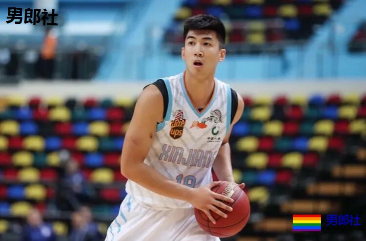 高梁鼻篮球体育生掀衣露腹肌，197长腿腹肌小老公，网友都沦陷了！ - 51虹马