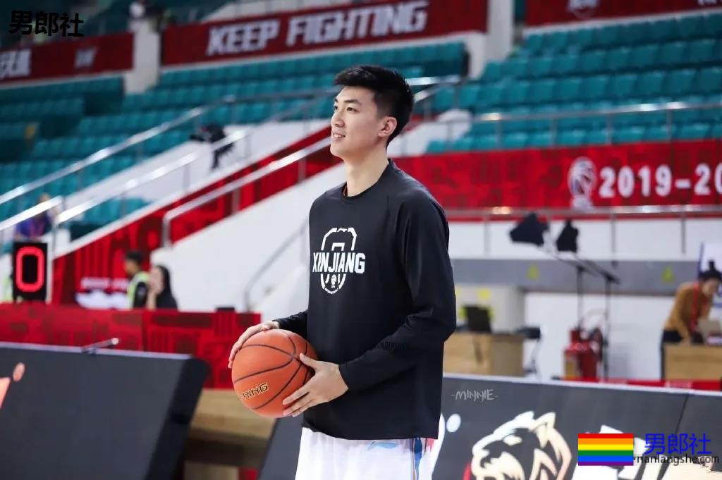 高梁鼻篮球体育生掀衣露腹肌，197长腿腹肌小老公，网友都沦陷了！ - 51虹马