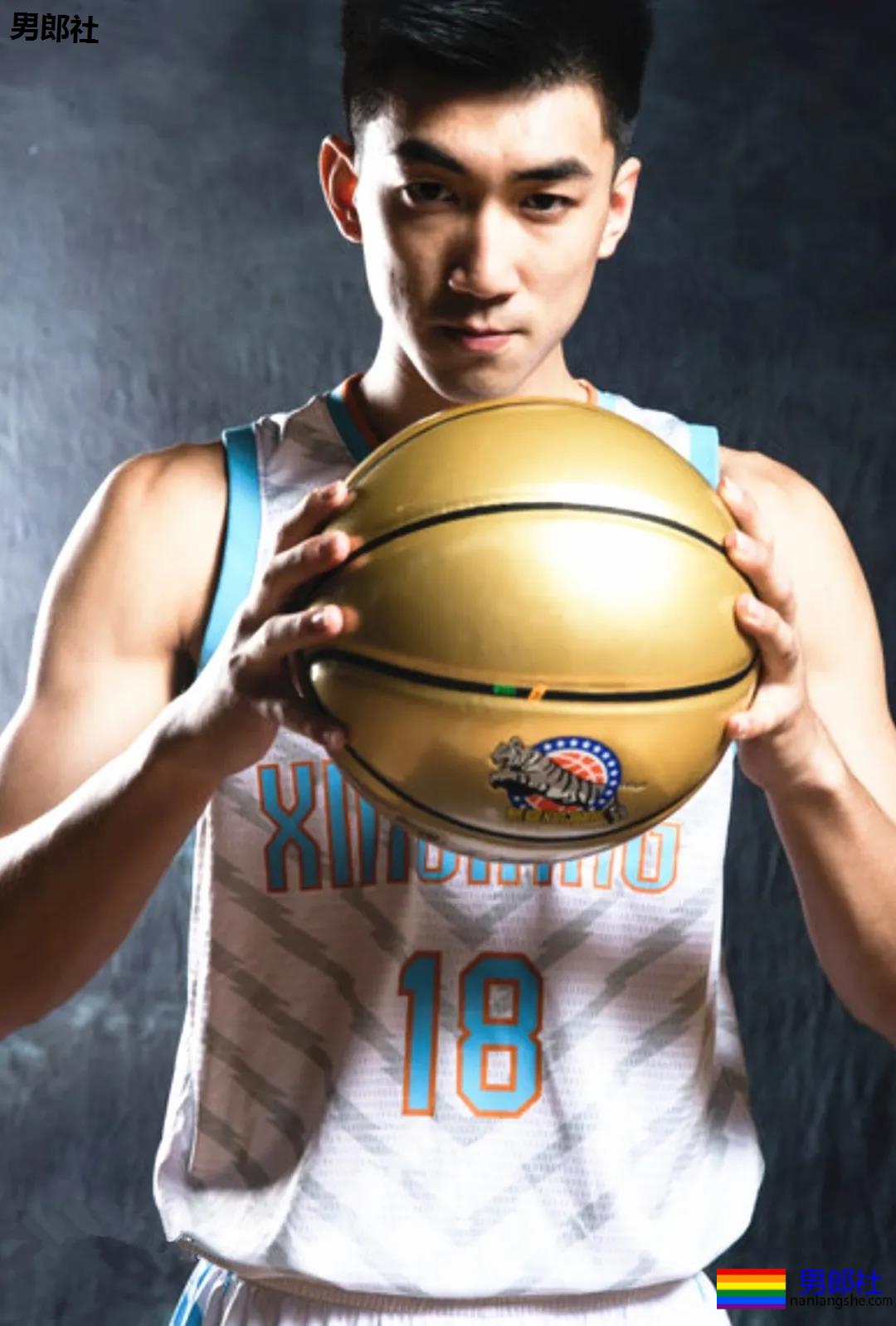 高梁鼻篮球体育生掀衣露腹肌，197长腿腹肌小老公，网友都沦陷了！ - 51虹马