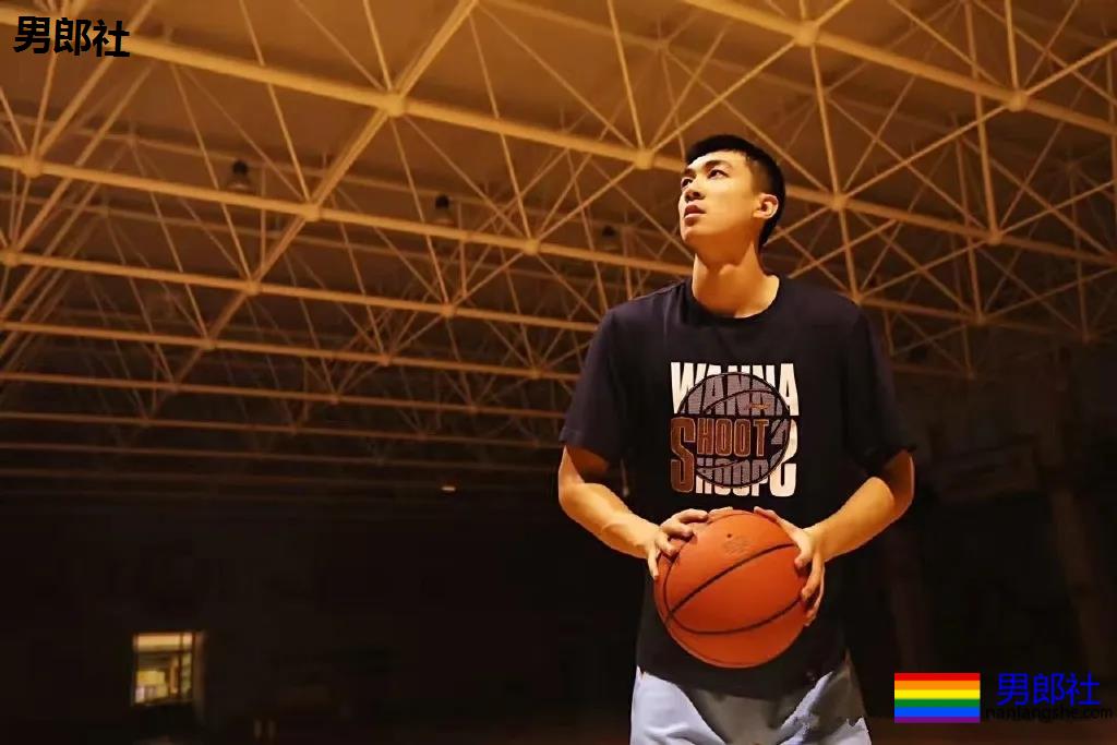 高梁鼻篮球体育生掀衣露腹肌，197长腿腹肌小老公，网友都沦陷了！ - 51虹马