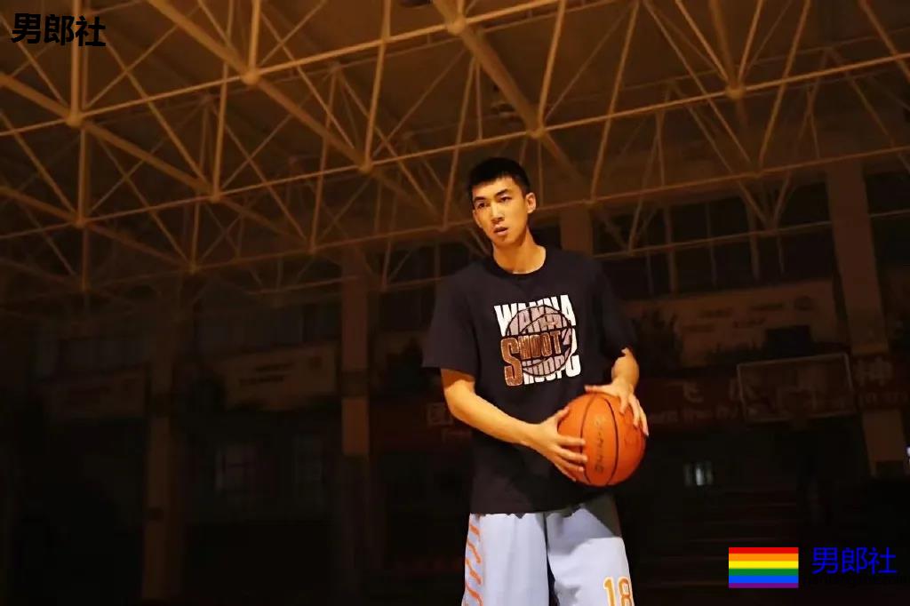 高梁鼻篮球体育生掀衣露腹肌，197长腿腹肌小老公，网友都沦陷了！ - 51虹马