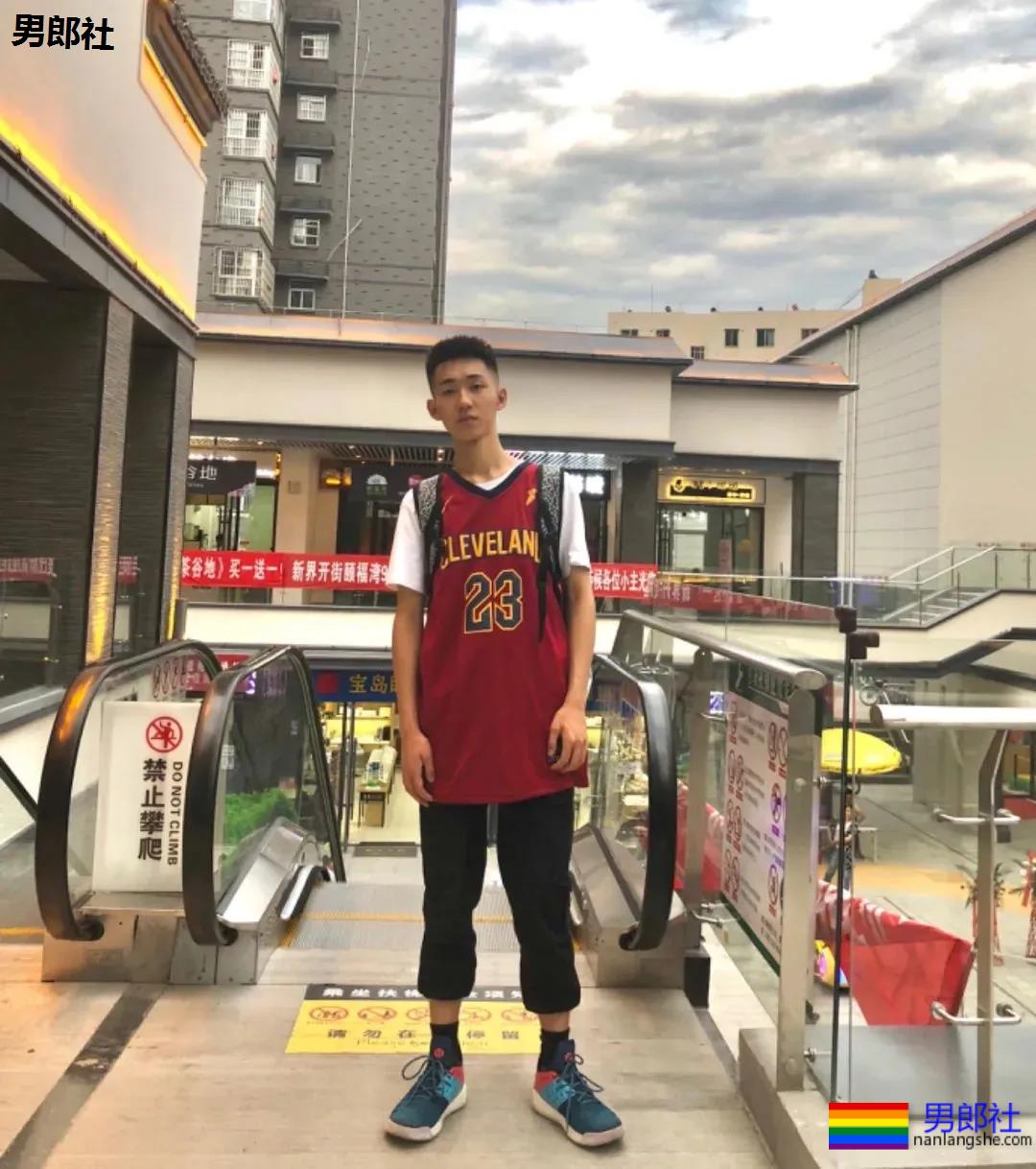 室友超帅，大长腿，都是训练出来的体育生！-51虹马