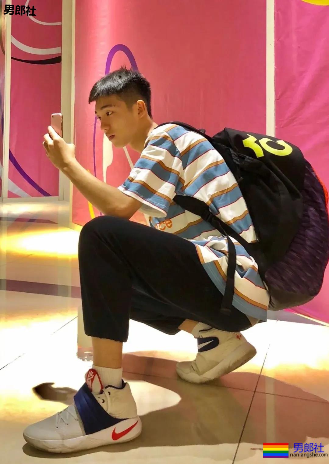 室友超帅，大长腿，都是训练出来的体育生！ - 51虹马