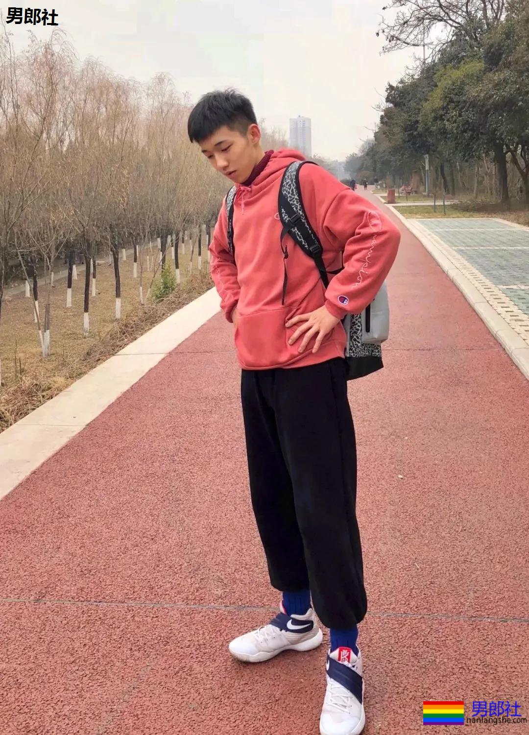 室友超帅，大长腿，都是训练出来的体育生！ - 51虹马