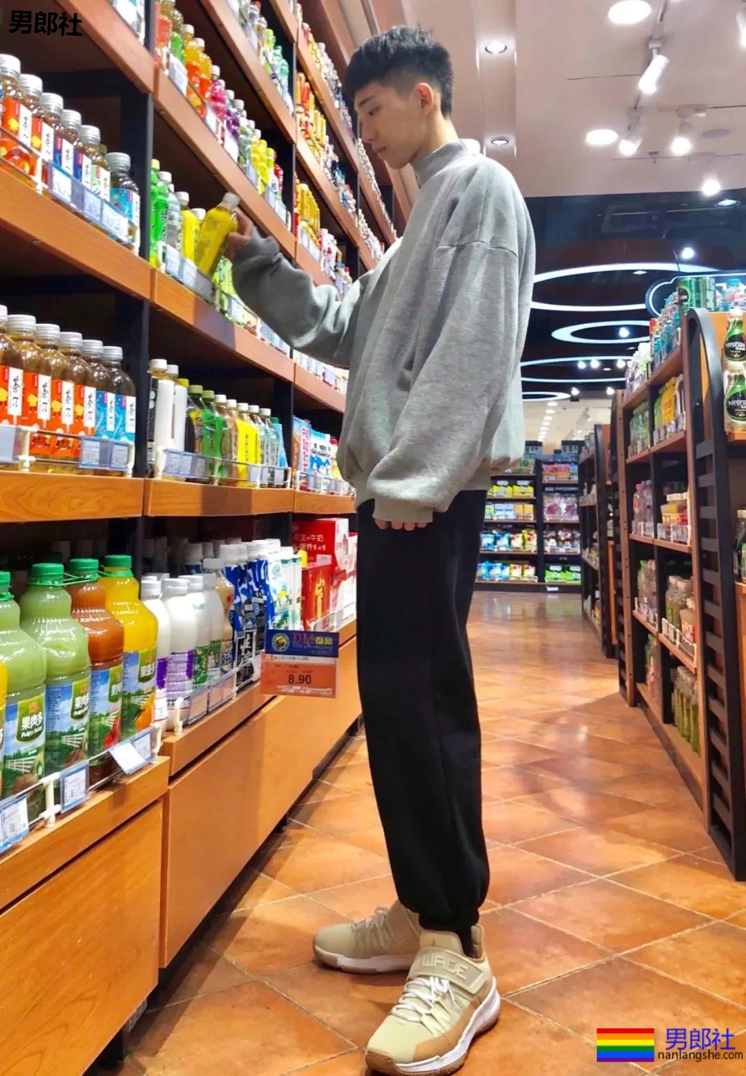 室友超帅，大长腿，都是训练出来的体育生！ - 51虹马