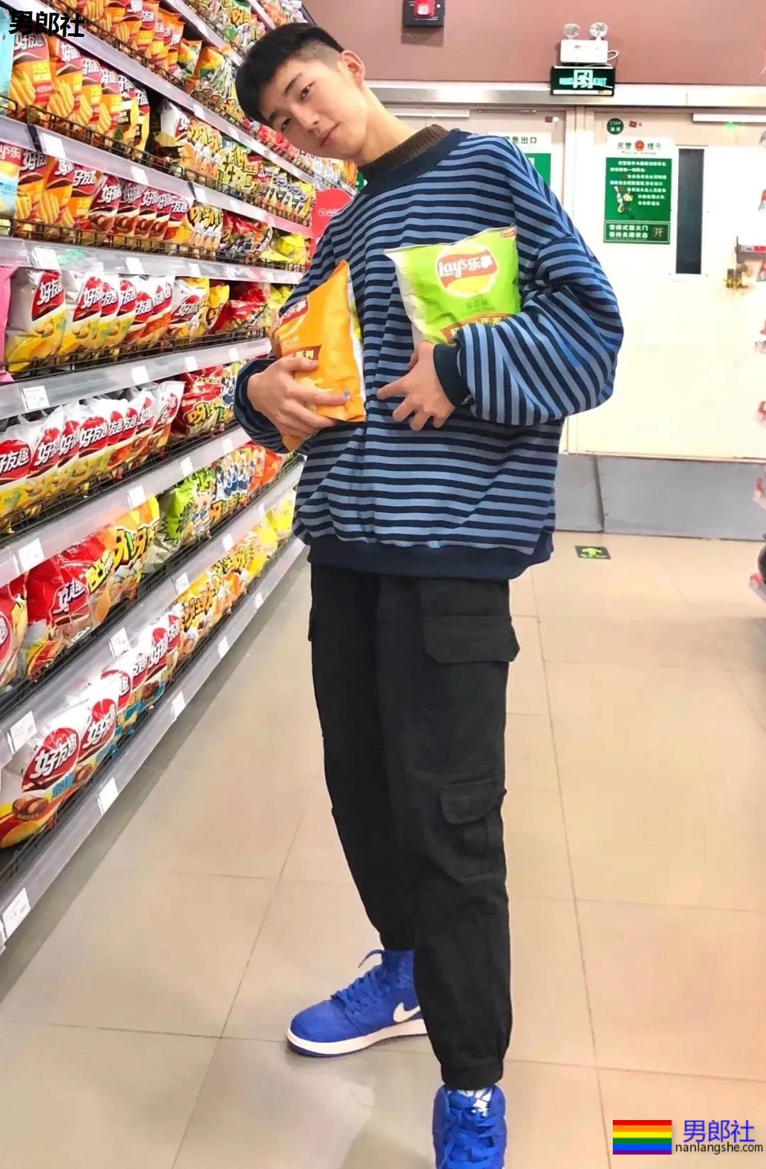 室友超帅，大长腿，都是训练出来的体育生！ - 51虹马