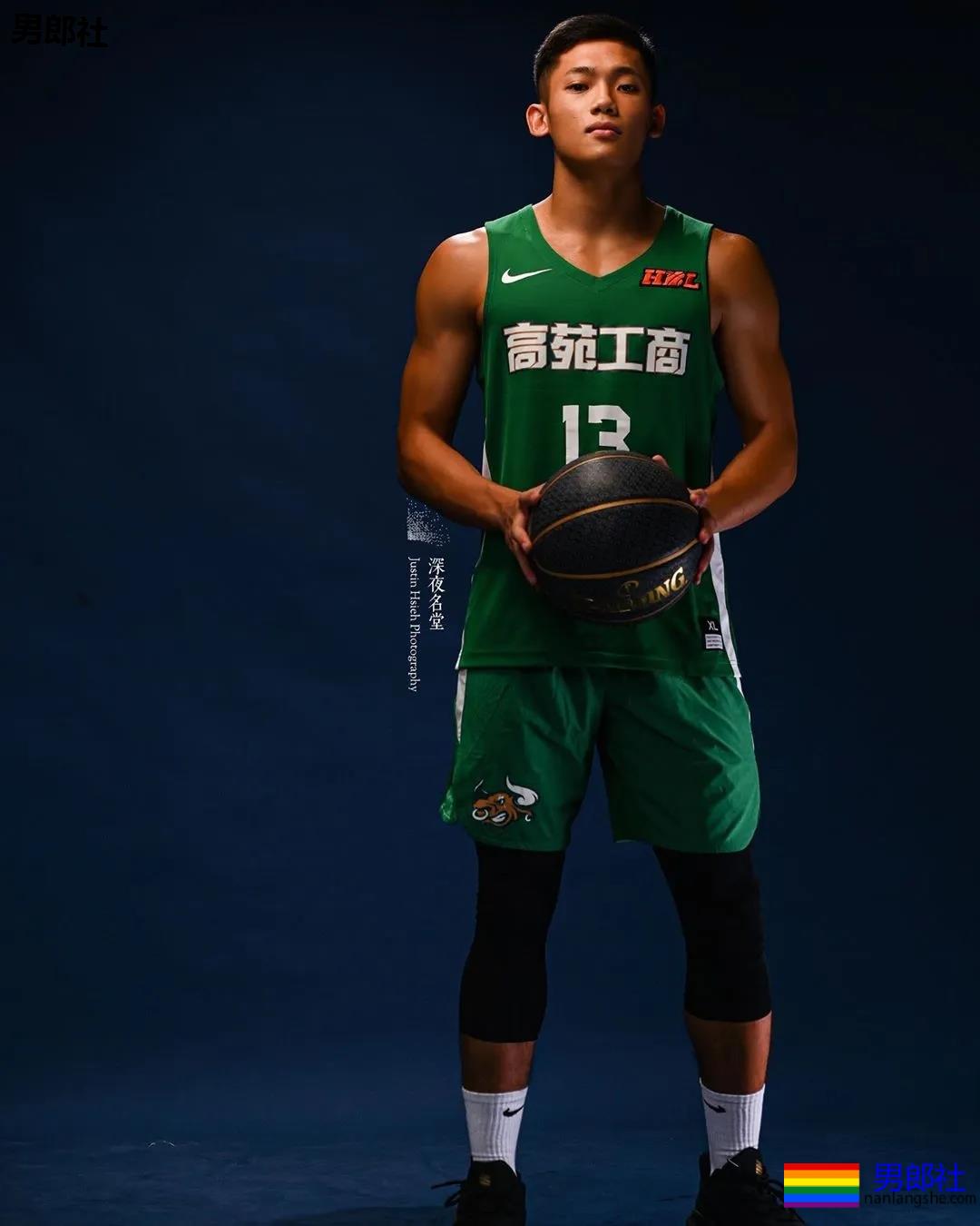 18岁篮球小哥把身材练成这样，小姐姐都不淡定了！-51虹马