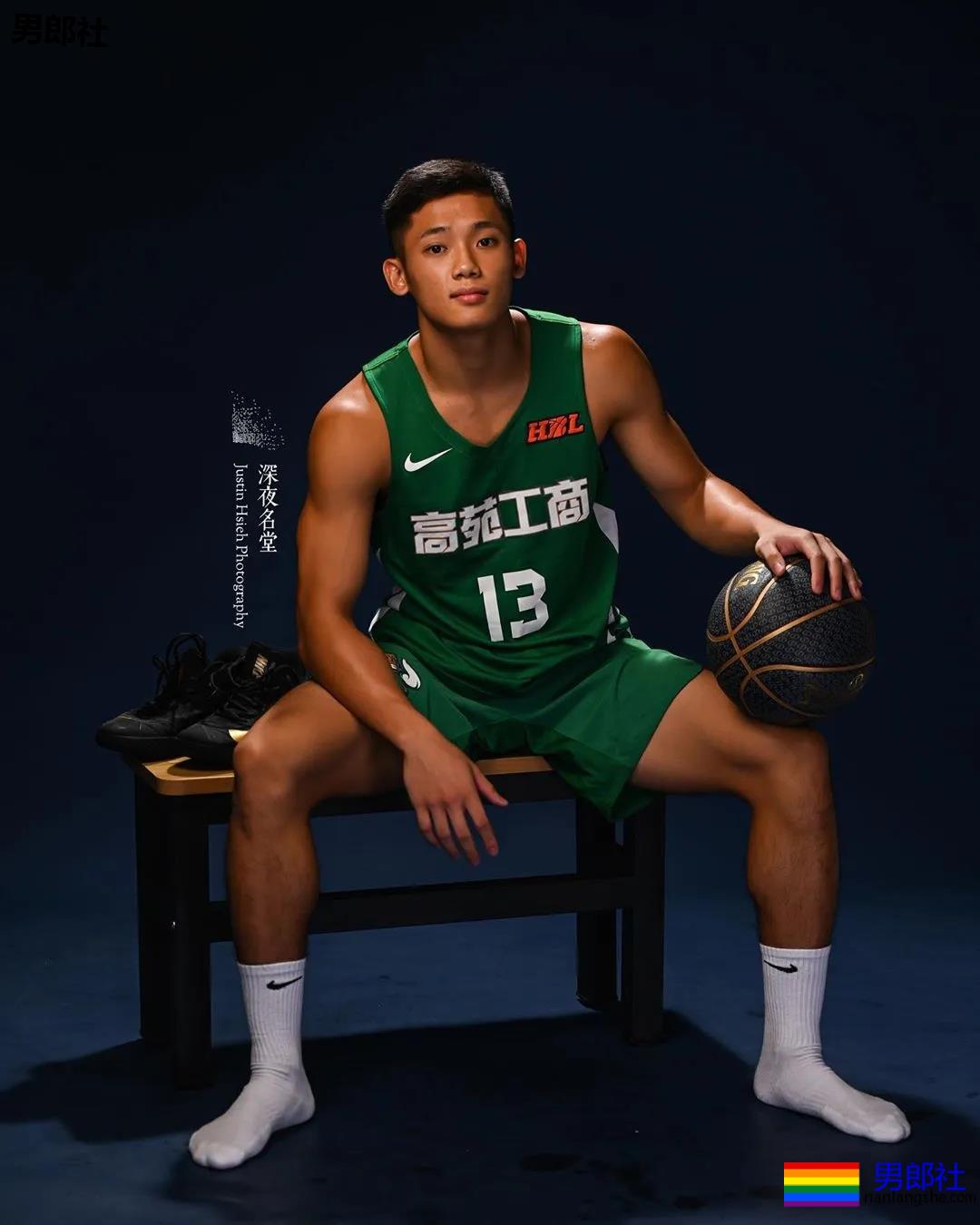 18岁篮球小哥把身材练成这样，小姐姐都不淡定了！ - 51虹马