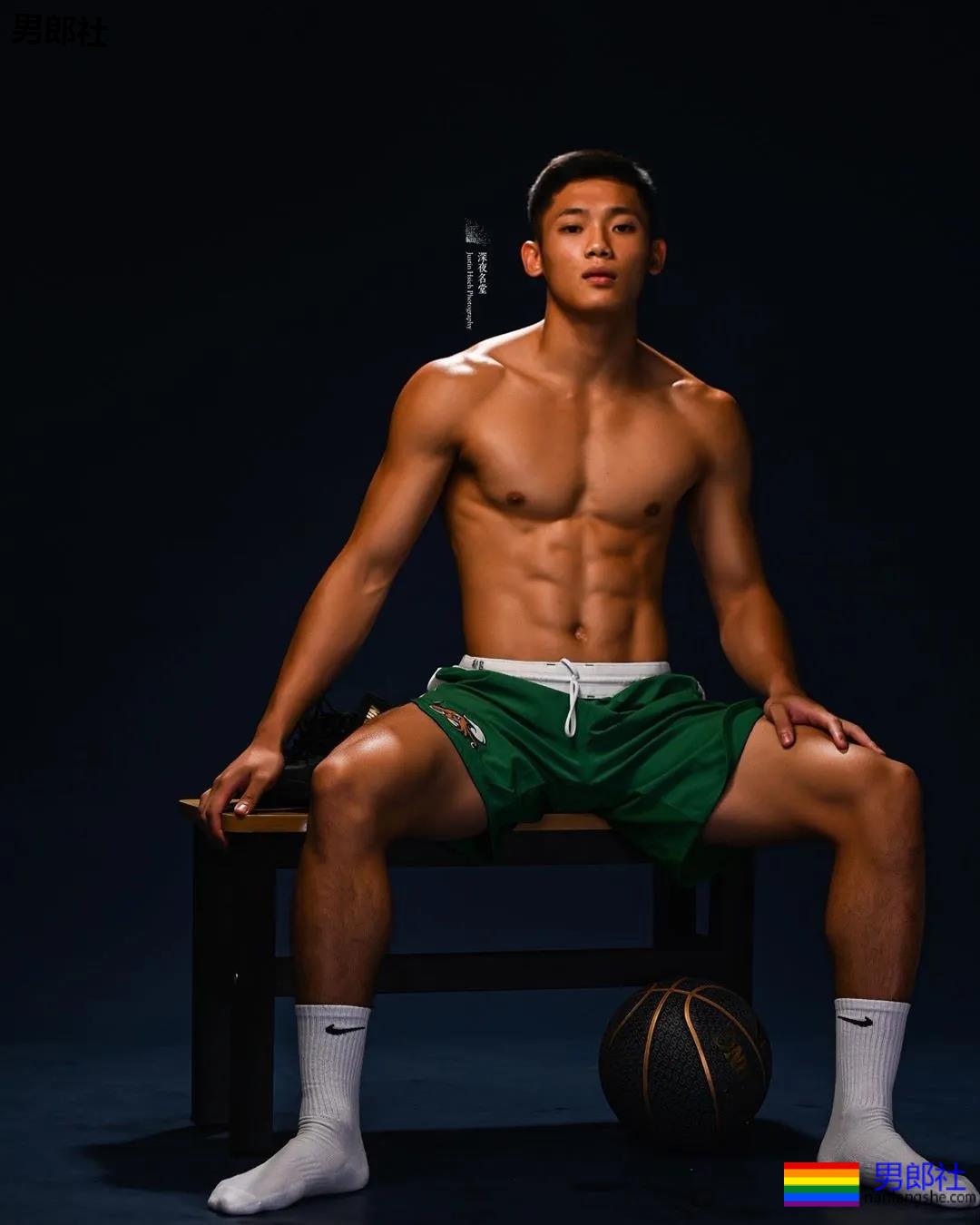 18岁篮球小哥把身材练成这样，小姐姐都不淡定了！ - 51虹马