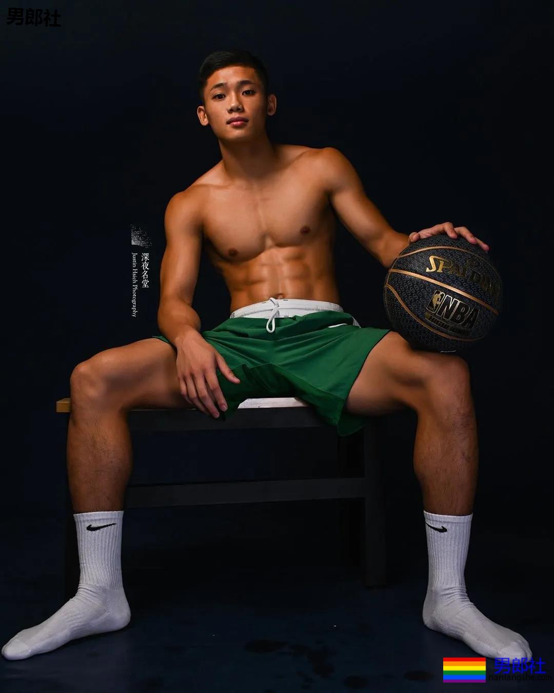 18岁篮球小哥把身材练成这样，小姐姐都不淡定了！ - 51虹马