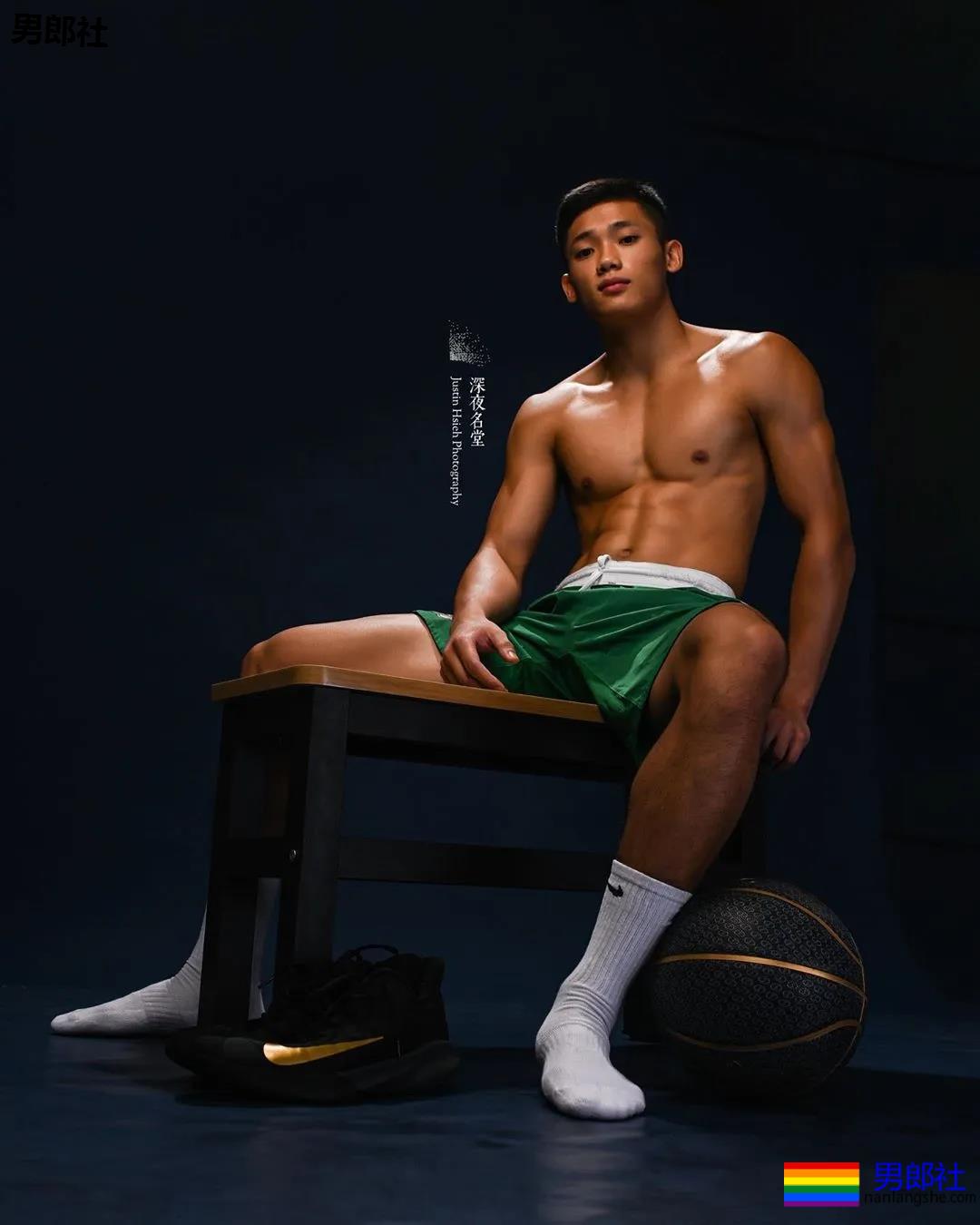 18岁篮球小哥把身材练成这样，小姐姐都不淡定了！ - 51虹马