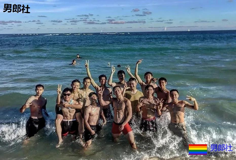 18岁篮球小哥把身材练成这样，小姐姐都不淡定了！ - 51虹马