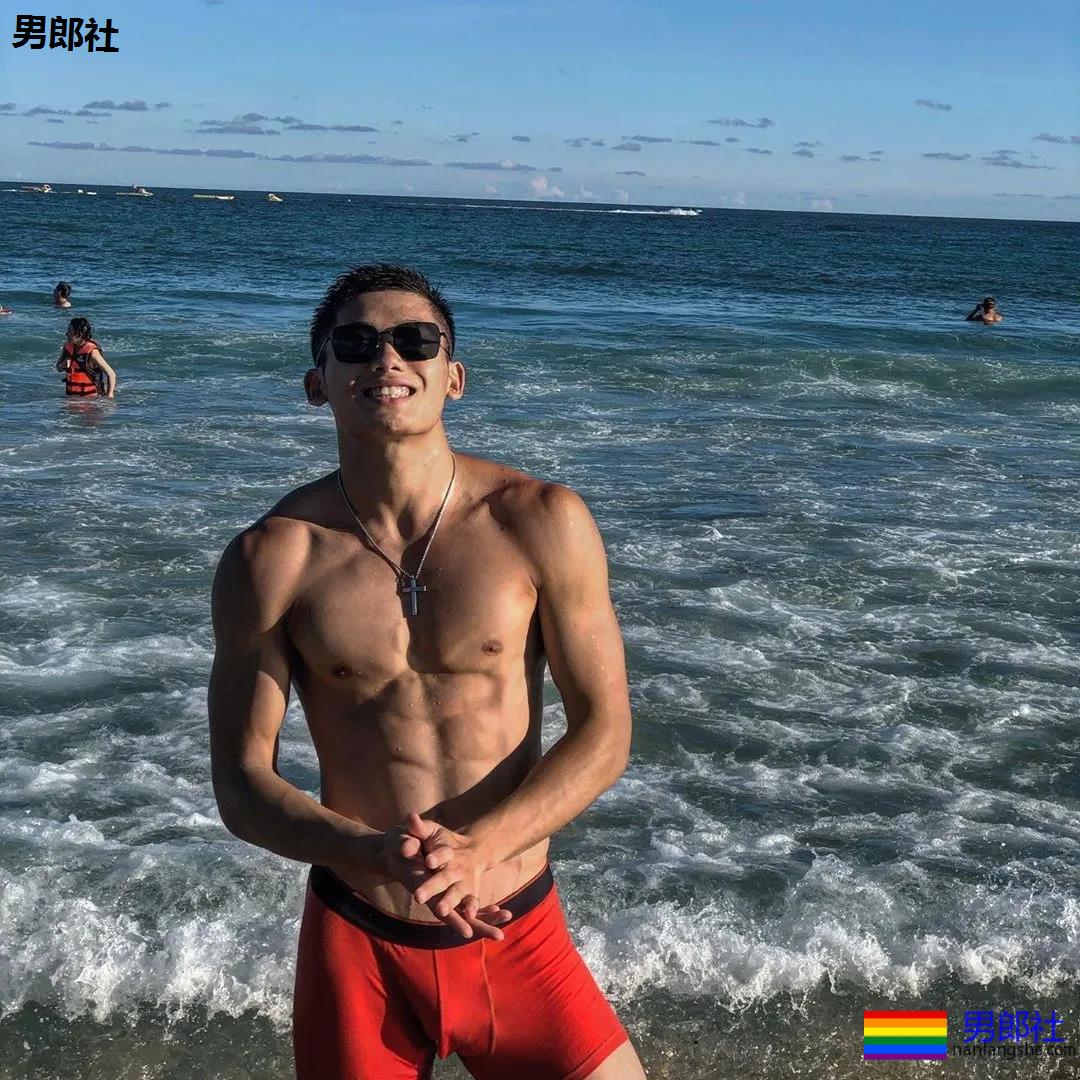 18岁篮球小哥把身材练成这样，小姐姐都不淡定了！ - 51虹马