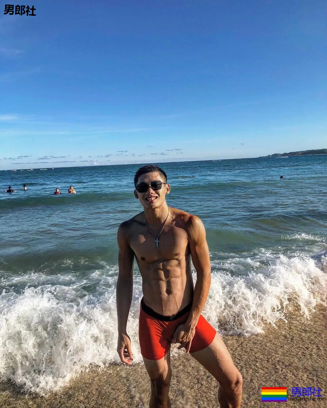 18岁篮球小哥把身材练成这样，小姐姐都不淡定了！ - 51虹马