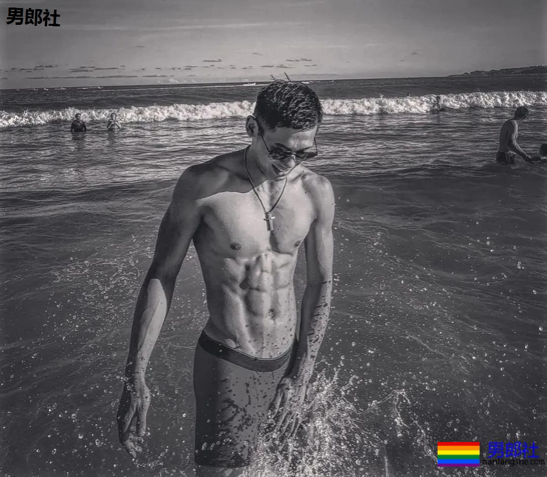 18岁篮球小哥把身材练成这样，小姐姐都不淡定了！ - 51虹马