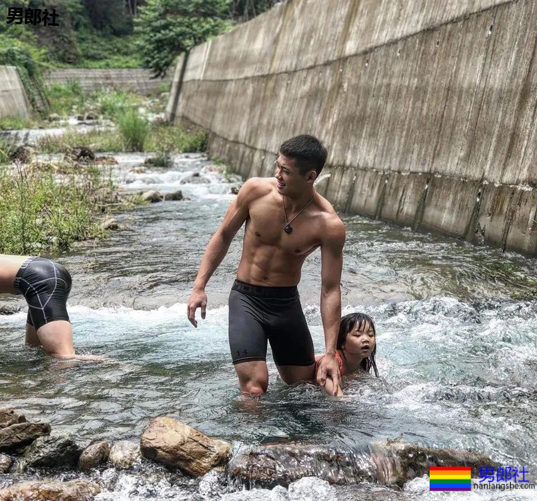 18岁篮球小哥把身材练成这样，小姐姐都不淡定了！ - 51虹马