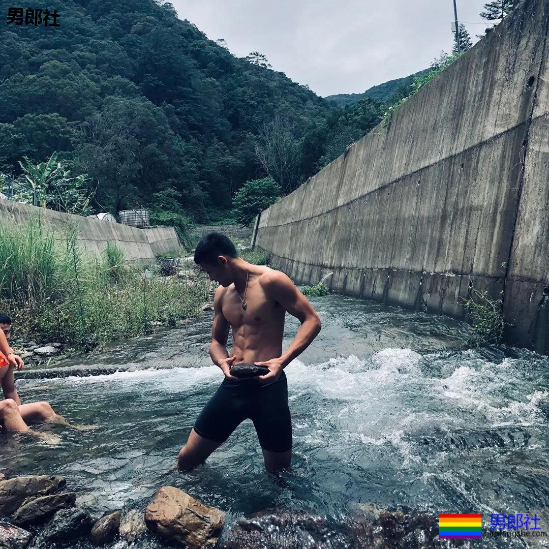 18岁篮球小哥把身材练成这样，小姐姐都不淡定了！ - 51虹马