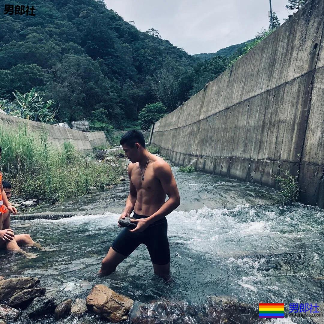 18岁篮球小哥把身材练成这样，小姐姐都不淡定了！ - 51虹马