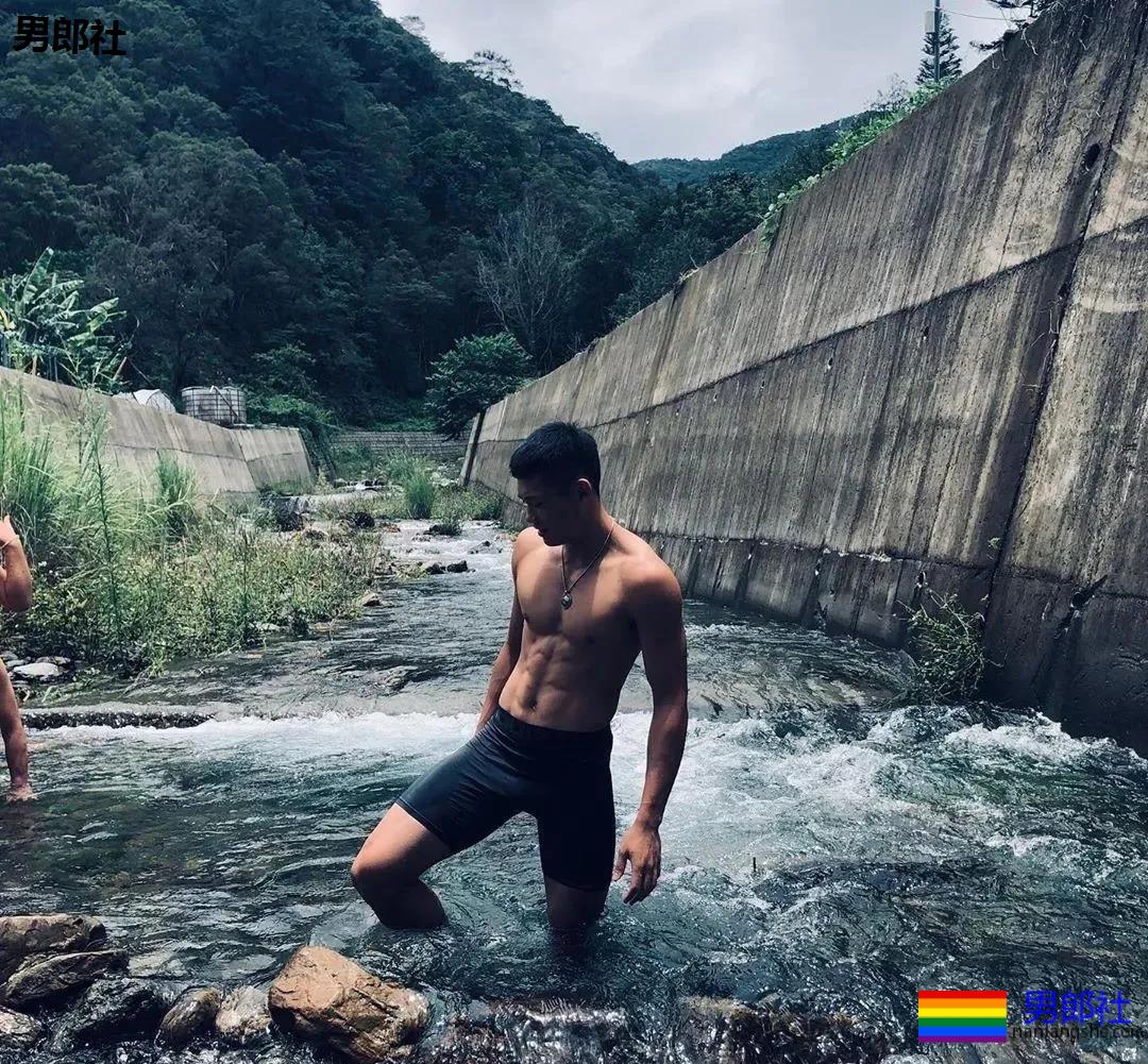 18岁篮球小哥把身材练成这样，小姐姐都不淡定了！ - 51虹马