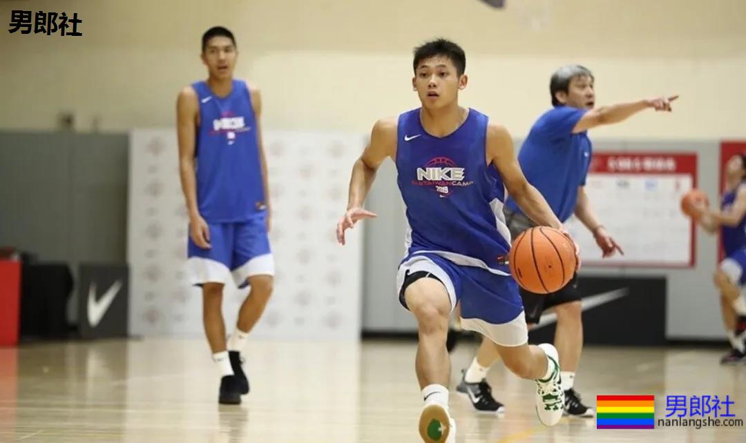 18岁篮球小哥把身材练成这样，小姐姐都不淡定了！ - 51虹马