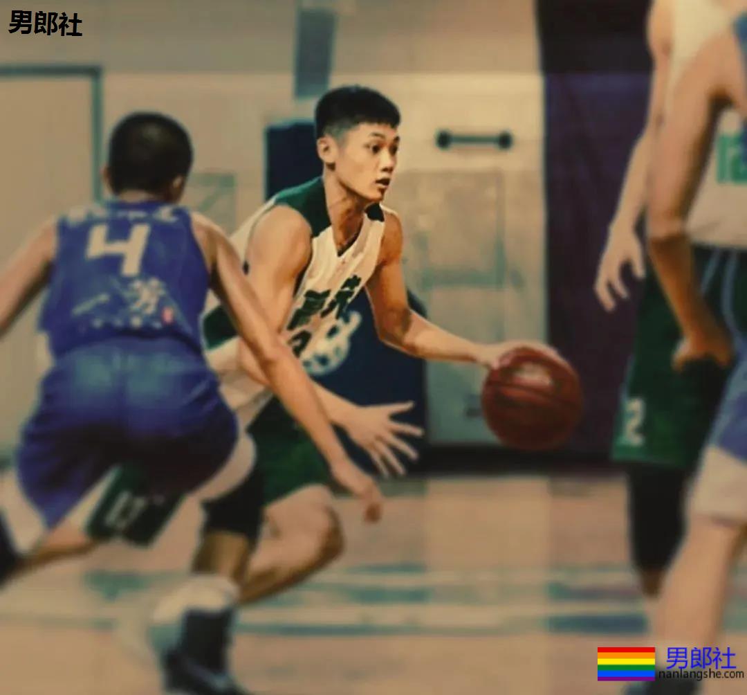 18岁篮球小哥把身材练成这样，小姐姐都不淡定了！ - 51虹马