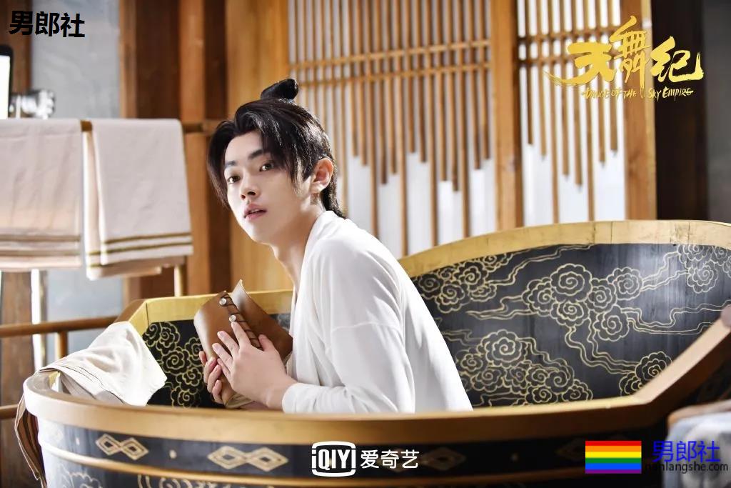 许凯新剧沐浴戏曝光！这大白肌太诱人了吧!! - 51虹马