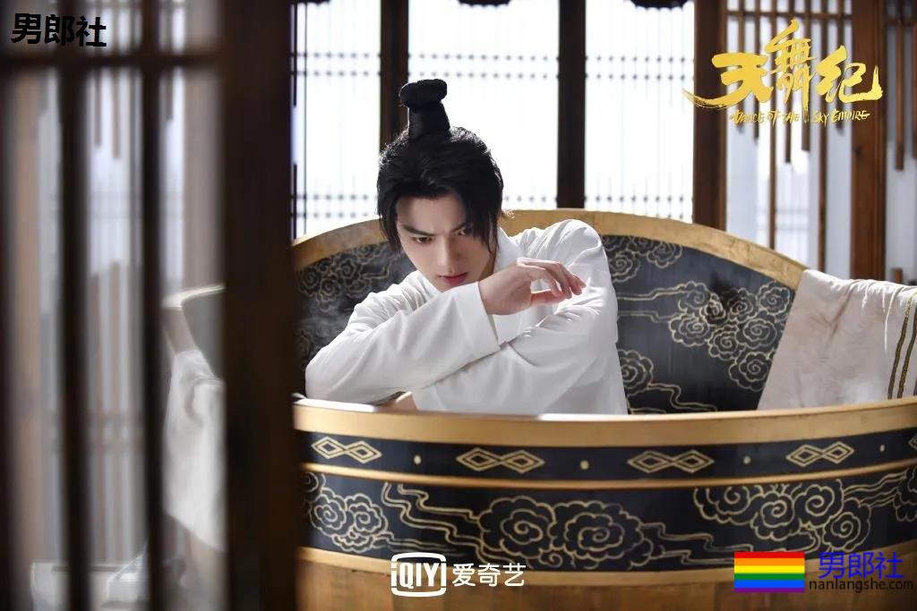 许凯新剧沐浴戏曝光！这大白肌太诱人了吧!! - 51虹马