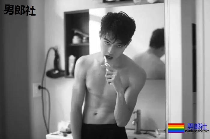 许凯新剧沐浴戏曝光！这大白肌太诱人了吧!! - 51虹马