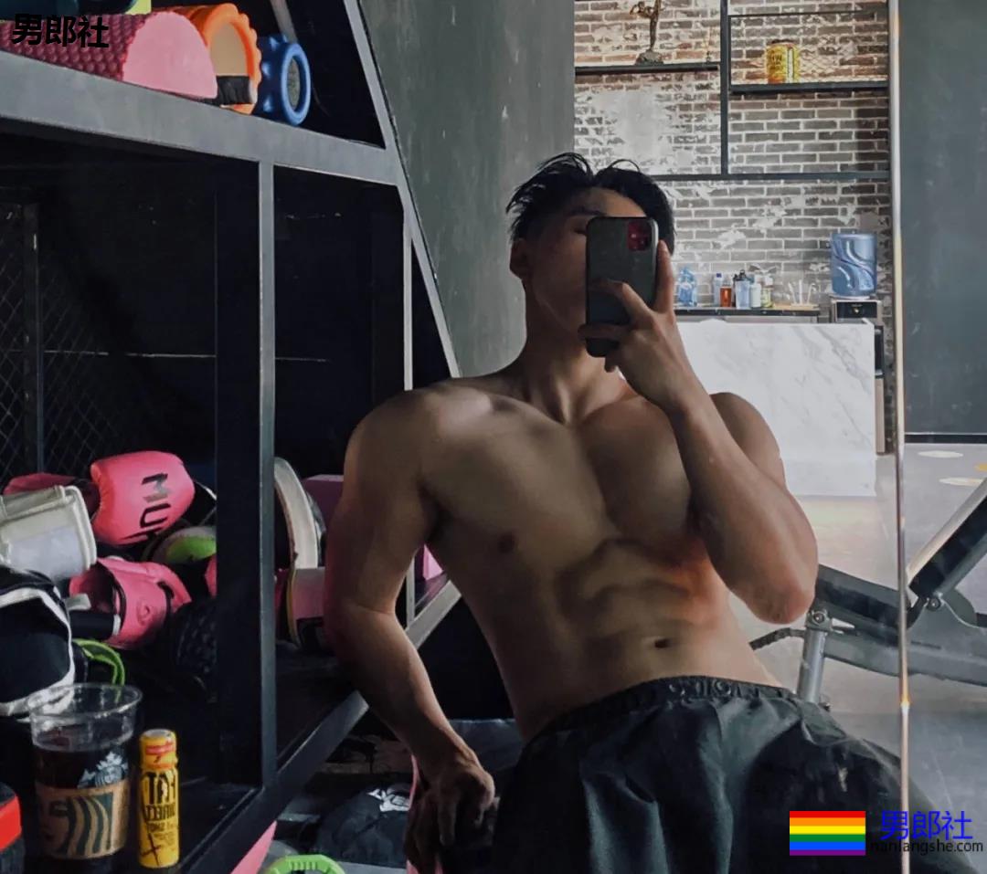 精壮腹肌小狼狗，穿灰裤的样子太迷人了！-51虹马