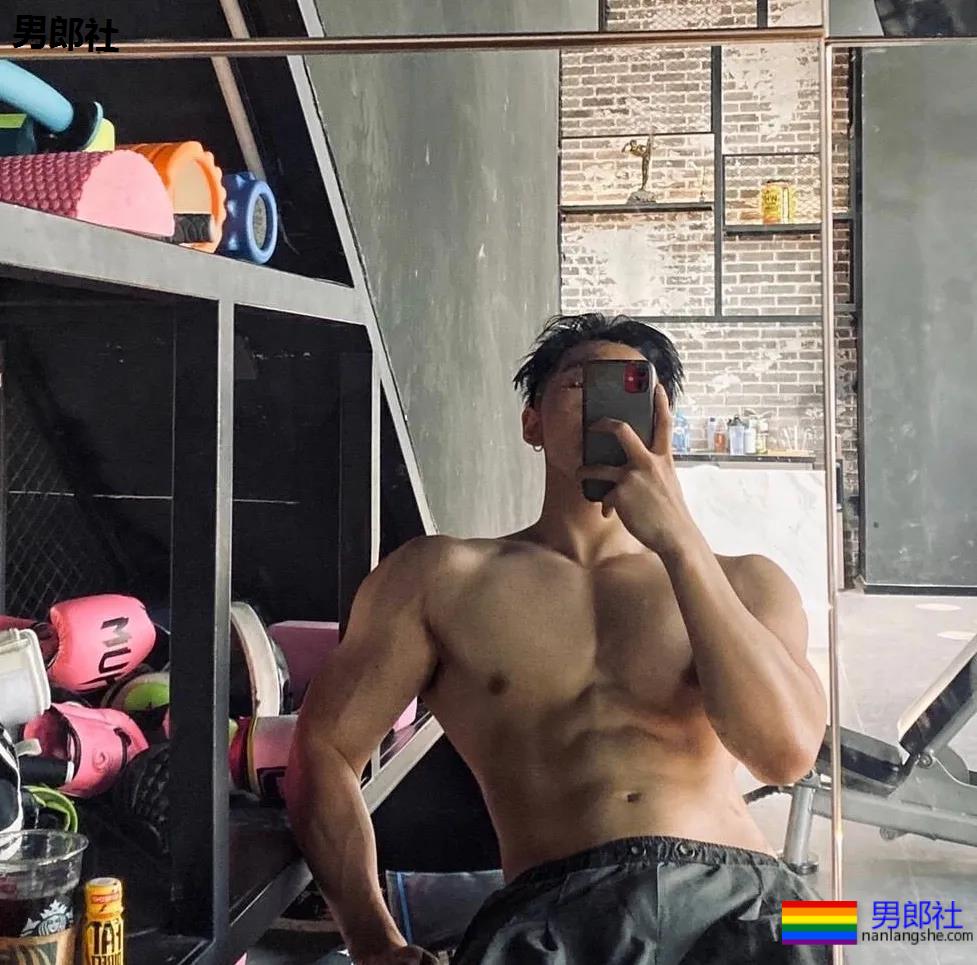 精壮腹肌小狼狗，穿灰裤的样子太迷人了！ - 51虹马