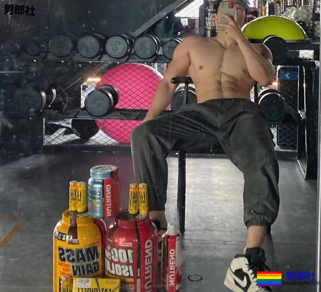 精壮腹肌小狼狗，穿灰裤的样子太迷人了！ - 51虹马