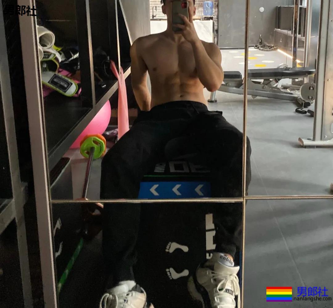 精壮腹肌小狼狗，穿灰裤的样子太迷人了！ - 51虹马