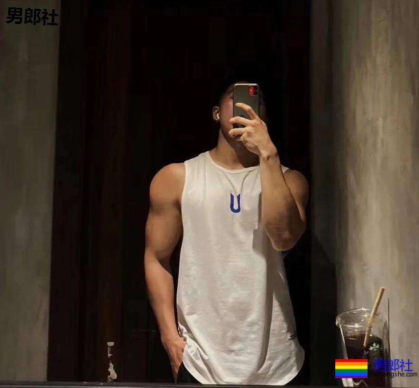 精壮腹肌小狼狗，穿灰裤的样子太迷人了！ - 51虹马