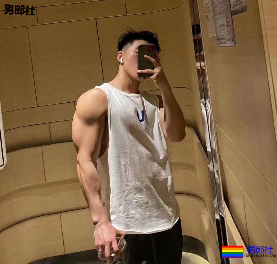 精壮腹肌小狼狗，穿灰裤的样子太迷人了！ - 51虹马