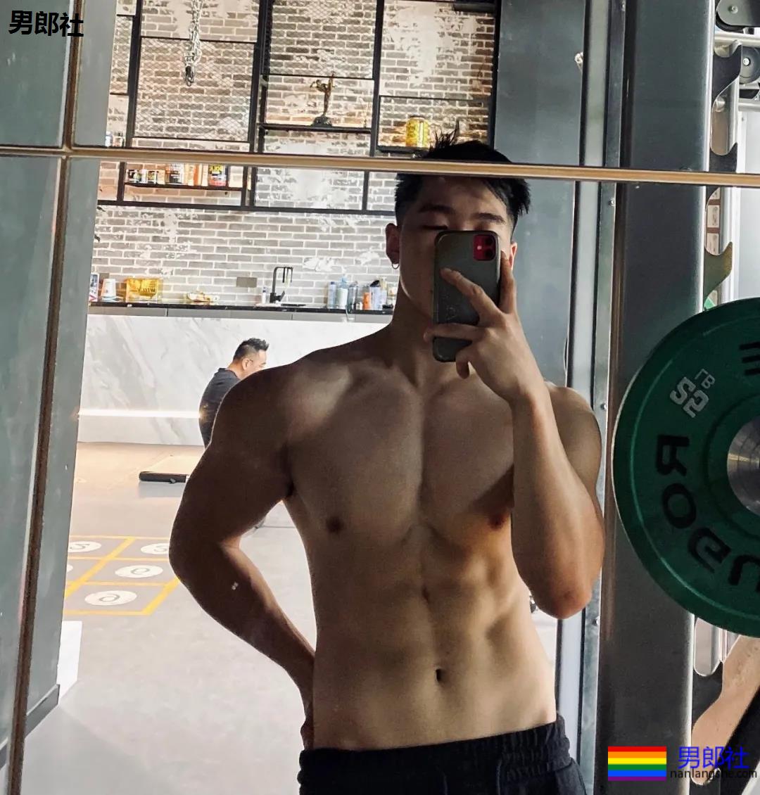 精壮腹肌小狼狗，穿灰裤的样子太迷人了！ - 51虹马