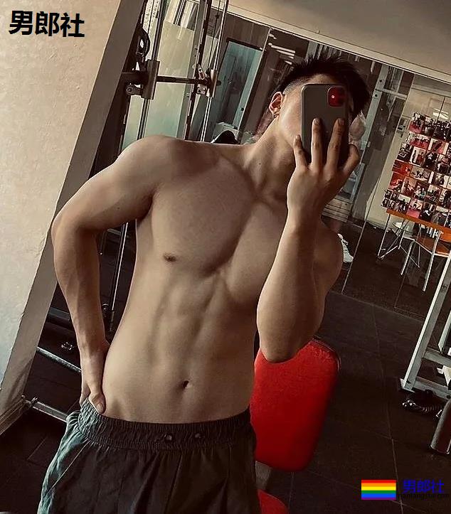 精壮腹肌小狼狗，穿灰裤的样子太迷人了！ - 51虹马