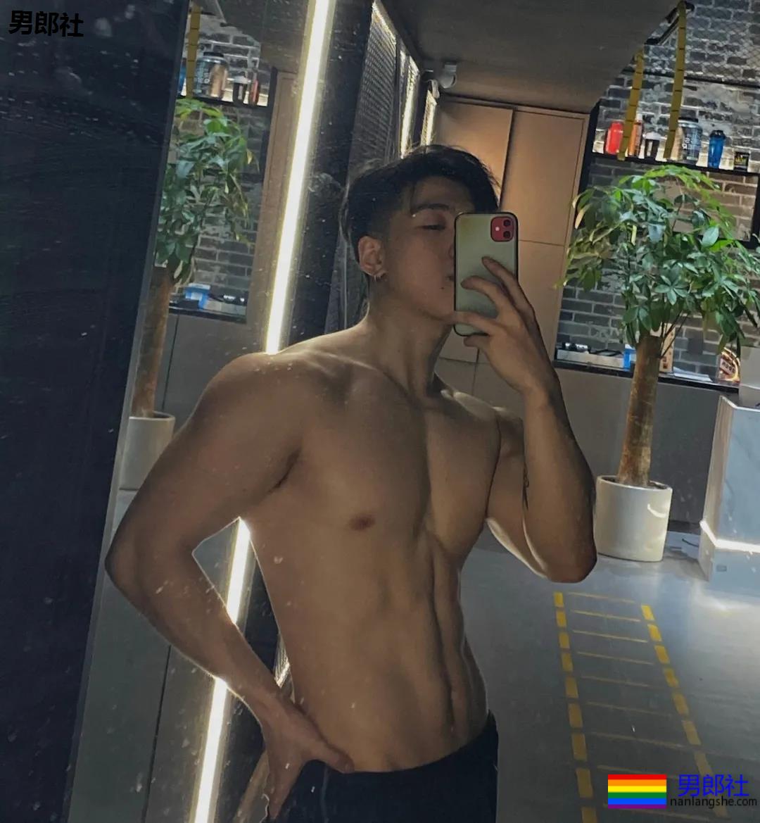 精壮腹肌小狼狗，穿灰裤的样子太迷人了！ - 51虹马