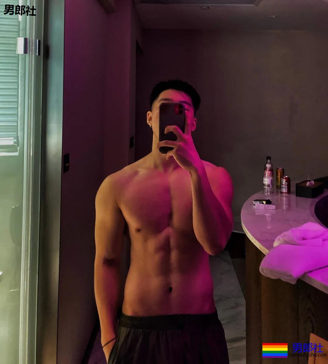 精壮腹肌小狼狗，穿灰裤的样子太迷人了！ - 51虹马