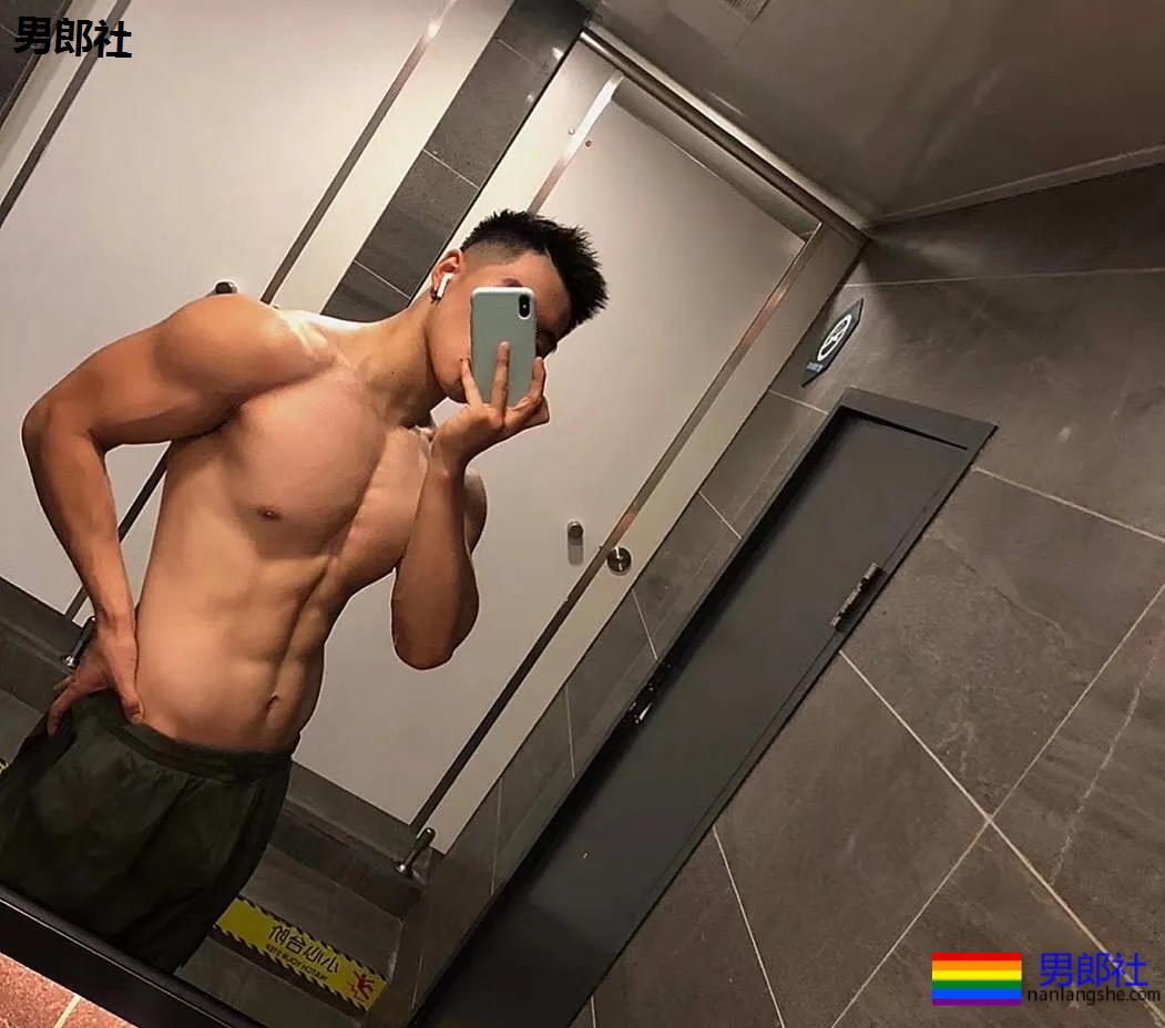 精壮腹肌小狼狗，穿灰裤的样子太迷人了！ - 51虹马