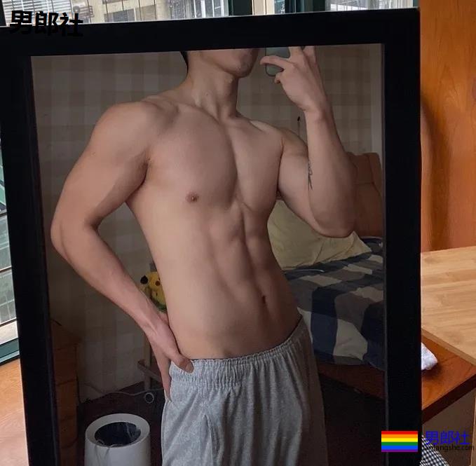 精壮腹肌小狼狗，穿灰裤的样子太迷人了！ - 51虹马